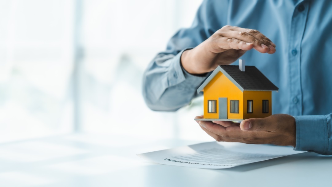 Locataire vs propriétaire : qui paye l’assurance d’un logement ?